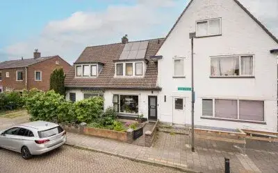 Tussenwoning te koop: IJsselstraat 57B, Velp-Zuid beneden spoorlijn Velp