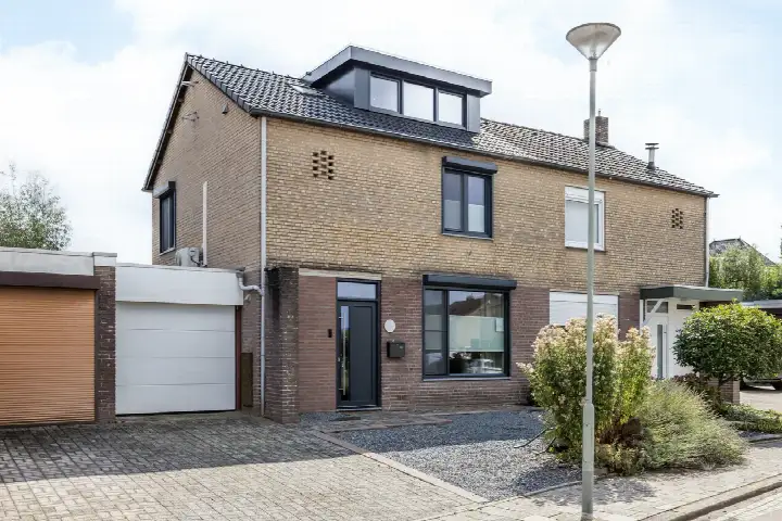 Twee-onder-één-kap te koop: In Den Daal 52, Oirsbeek Oirsbeek