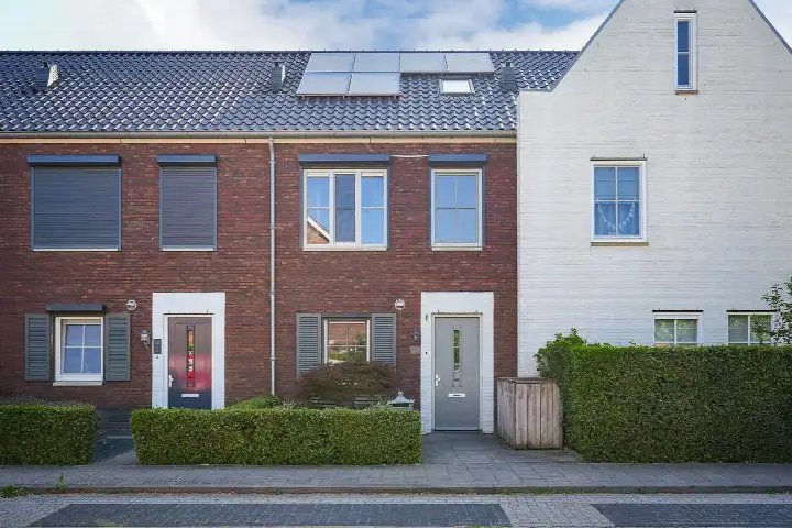 Terraced house for sale: Ir J H van Stuivenbergstraat 15, Verspreide huizen Kesteren Kesteren
