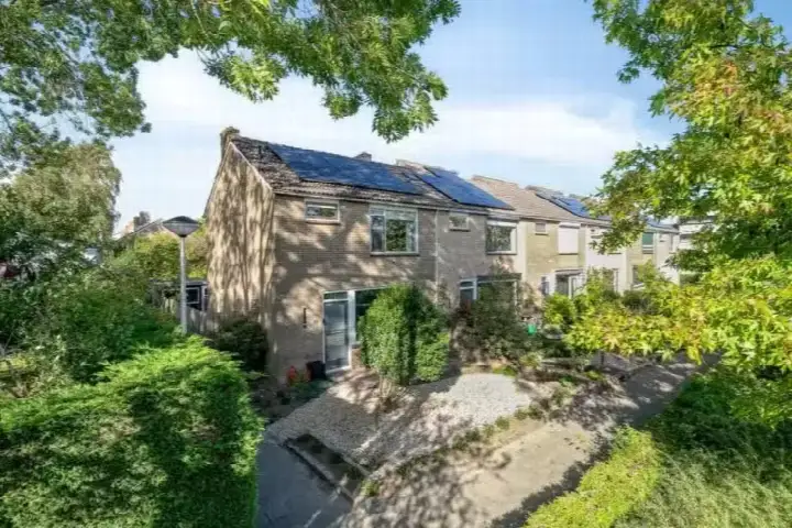 Home for rent: Irisstraat, Zuid-Beijerland Woonkern Zuid-Beijerland