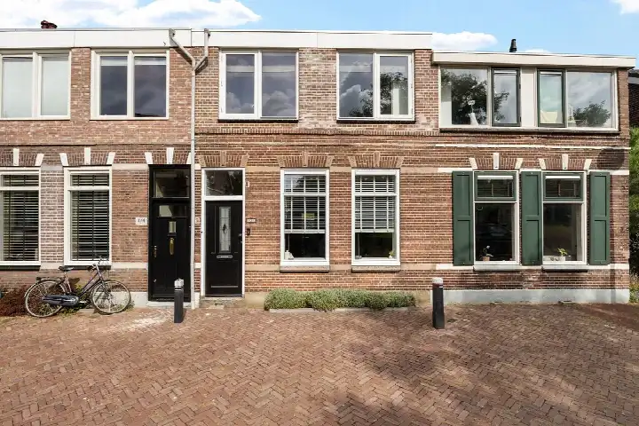 Tussenwoning te koop: J.W.C. Bloemstraat 21, Lijsterlaan Alphen Aan Den Rijn