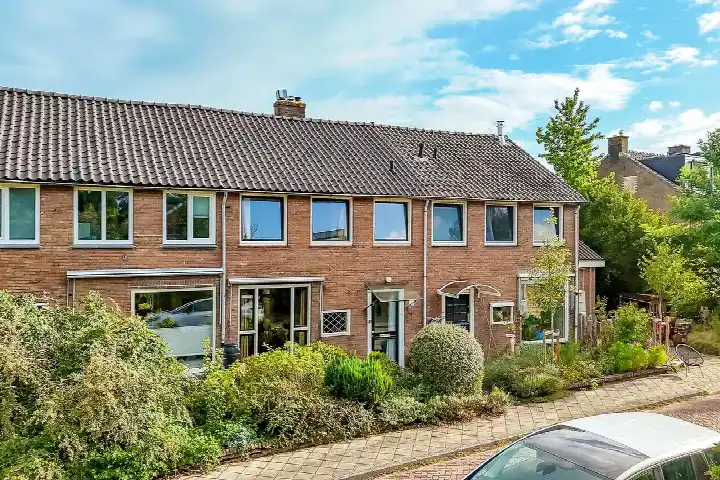 Terraced house for sale: Jachthoornlaan 24, Tuindorp Bilthoven