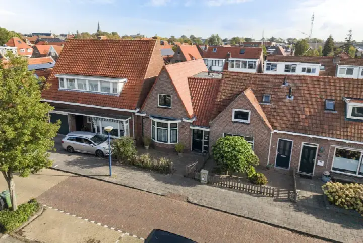Corner house for sale: Jan Bogtstrastraat 15, Franeker Vliet Tuinen en Frisia Franeker