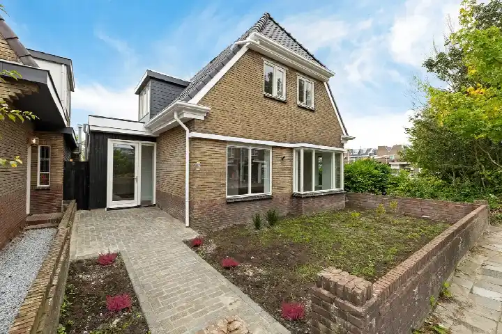 Detached house for sale: Jan Gelinde van Blomstraat 24, Drachten centrum Drachten