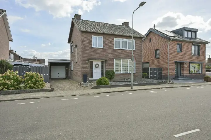 Detached house for sale: Jan Petersstraat 18, Roosteren Roosteren