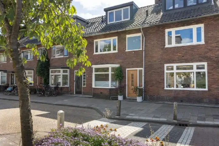 Tussenwoning te koop: Jan Stuytstraat 70, Geschiedschrijversbuurt Haarlem