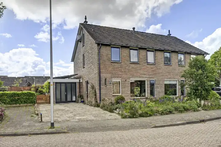 Twee-onder-één-kap te koop: Jan van Dieststraat 6, Vollenhove Vollenhove