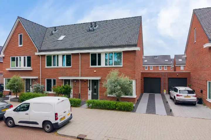 Terraced house for sale: Jan Vrijlandtsingel 4, Lombardijen Rotterdam