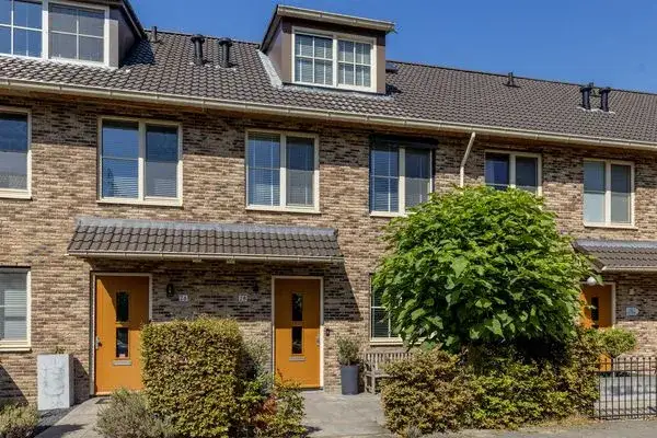 Terraced house for sale: Jean-Paul Sartrestraat 28, Lombardijen Rotterdam