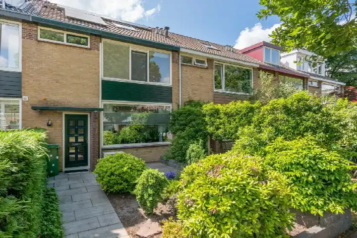 Tussenwoning te koop: Jeanne d'Arclaan 23, Heldenbuurt Amstelveen