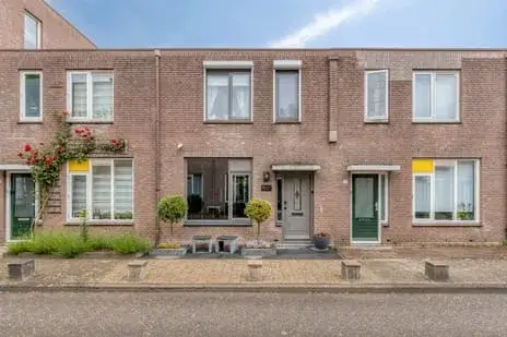 Tussenwoning te koop: Jeannette Houwingstraat 8, Kesteren Breda
