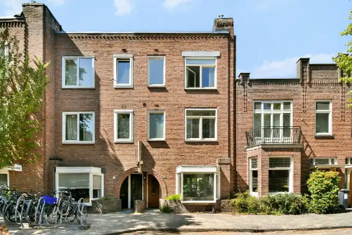 Terraced house for sale: Jennerstraat 10, Tuindorp Frankendael Amsterdam