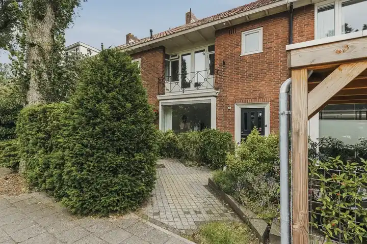 Corner house for sale: Jhr.Mr.Dr. H.A. van Karnebeeklaan 46, Stadshart Amstelveen
