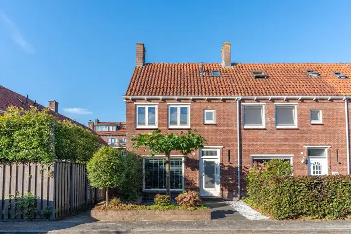 Corner house for sale: Johan van Oldenbarneveltstraat 1, Hogenkamp Zwolle