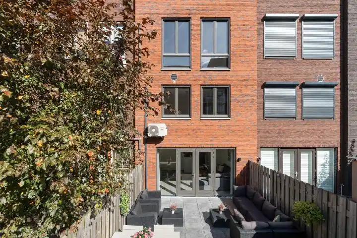 Tussenwoning te koop: Johan Willem Frisostraat 15, Anna Paulownastraat en omgeving Dordrecht