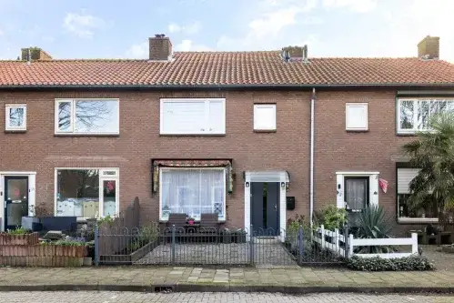 Tussenwoning te koop: Johan Willem Frisostraat 9, Nieuwerbrug aan den Rijn Kern Nieuwerbrug Aan Den Rijn