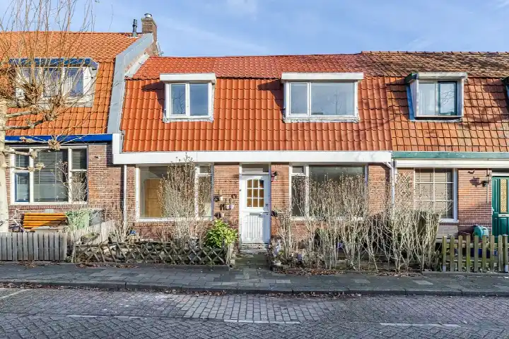 Terraced house for sale: Jonge Arnoldusstraat 89, Burgemeestersbuurt Zaandam