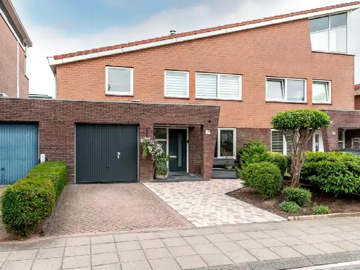 Tussenwoning te koop: Jozef Israëlslaan 52, Tussen de Vaarten N.- Oost Almere