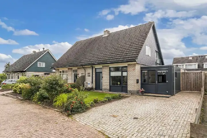 Corner house for sale: Juckemastrjitte 10, Menaam Oost Menaam