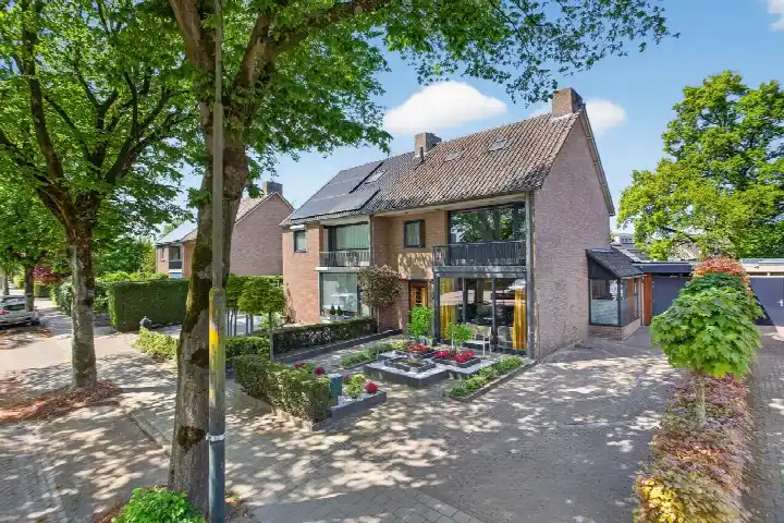 Twee-onder-één-kap te koop: Julianalaan 14, Hapert Centrum Hapert