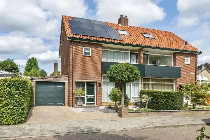 Corner house for sale: Julianalaan 24C, Elzenpas Tiel