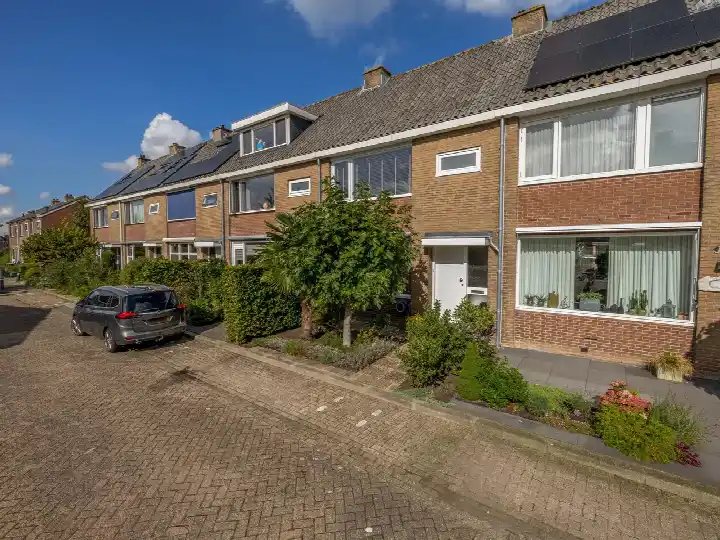 Terraced house for sale: Julianalaan 28, Reeuwijk-Dorp Kern Reeuwijk
