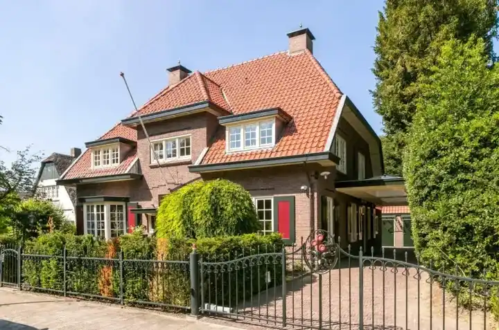 Vrijstaande woning te koop: Julianastraat 10, Velp-Noord boven spoorlijn Velp