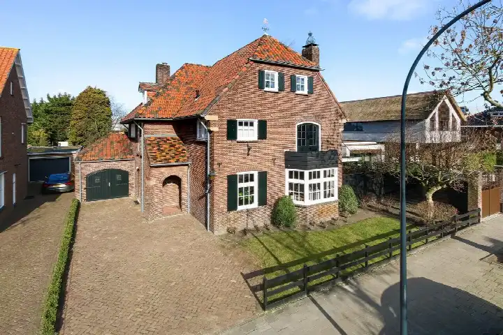 Vrijstaande woning te koop: Julianastraat 11, Centrum Waalwijk