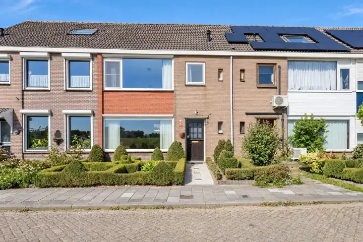 Terraced house for sale: Julianastraat 33, Kern Hoek Hoek