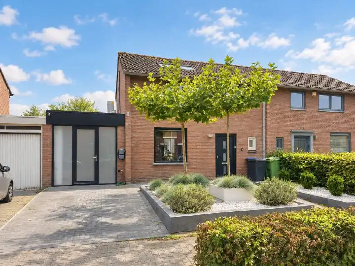 Tussenwoning te koop: Julianastraat 42, Hoeven Hoeven