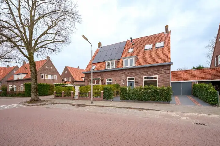 Tussenwoning te koop: K.P.C. de Bazelstraat 23, Waltherlaan Bussum