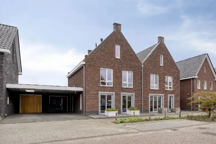 Tussenwoning te koop: Kaarsenmaker 46, Middelbeers Oost West En Middelbeers