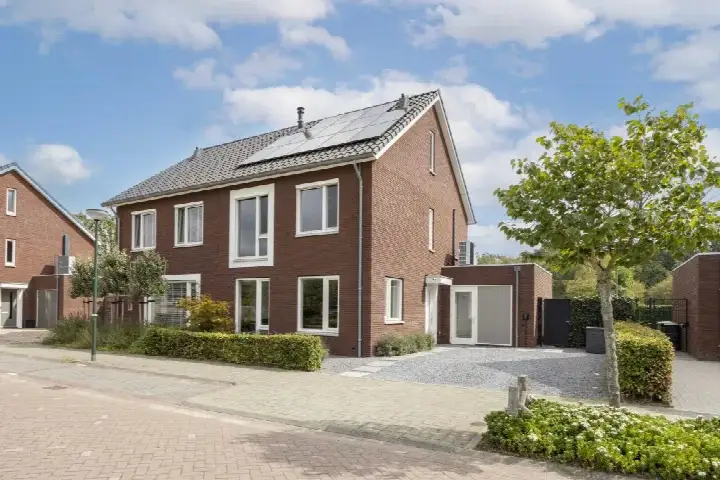 Twee-onder-één-kap te koop: Kaarsenmaker 76, Middelbeers Oost West En Middelbeers