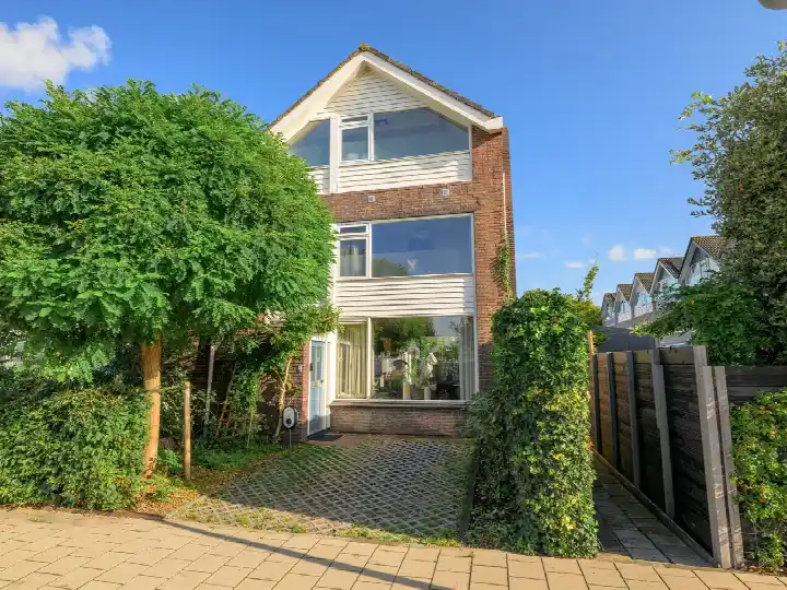 Corner house for sale: Kamerlingh Onnesstraat 2, Reeuwijk-Brug-Midden Reeuwijk