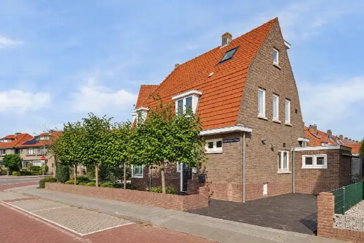 Corner house for sale: Kamperfoeliestraat 30, Goes-Oost Goes
