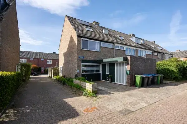 Corner house for sale: Kamperfoeliestraat 9, Oude dorp Landsmeer