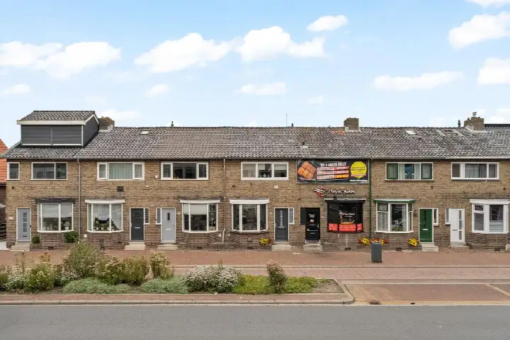 Corner house for sale: Kanaalweg 32, Stationsbuurt Capelle Aan Den Ijssel