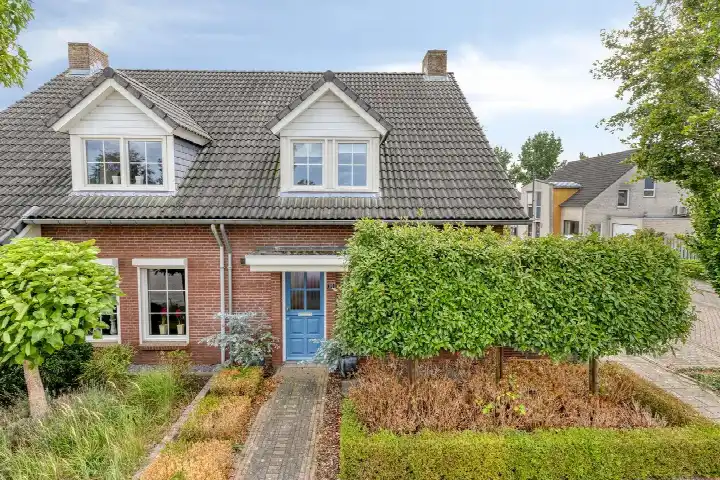 Twee-onder-één-kap te koop: Karel Appelstraat 30, Kessel-centrum Kessel