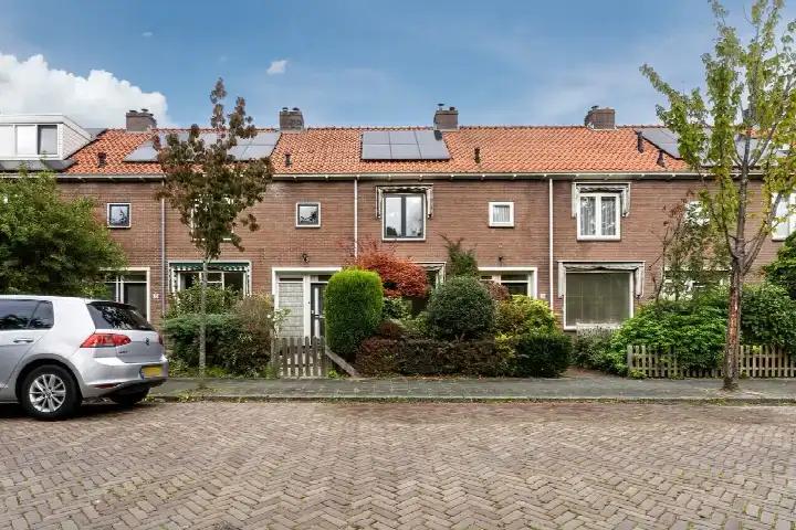 Terraced house for sale: Karel Doormanlaan 37, Zeeheldenbuurt Oegstgeest