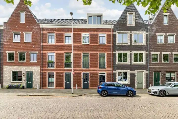 Terraced house for sale: Karel Doormanstraat 23, Oud-Beijerland Zeeheldenwijk Oud-Beijerland
