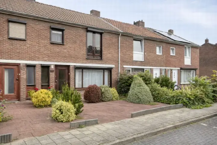 Tussenwoning te koop: Karolingenstraat 40, Wittevrouwenveld Maastricht