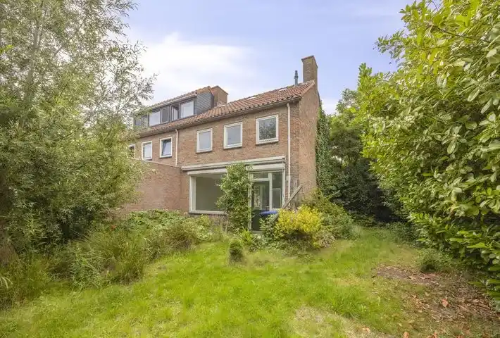 Corner house for sale: Kastanjelaan 26, Florabuurt Alblasserdam
