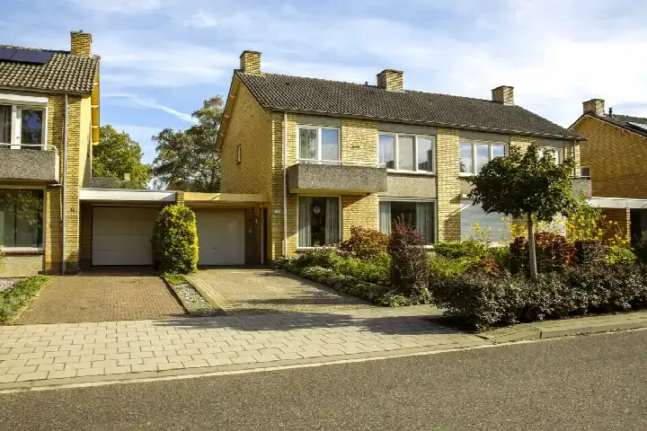 Tussenwoning te koop: Kasteel Exaetenstraat 13, Kastelenbuurt Roermond