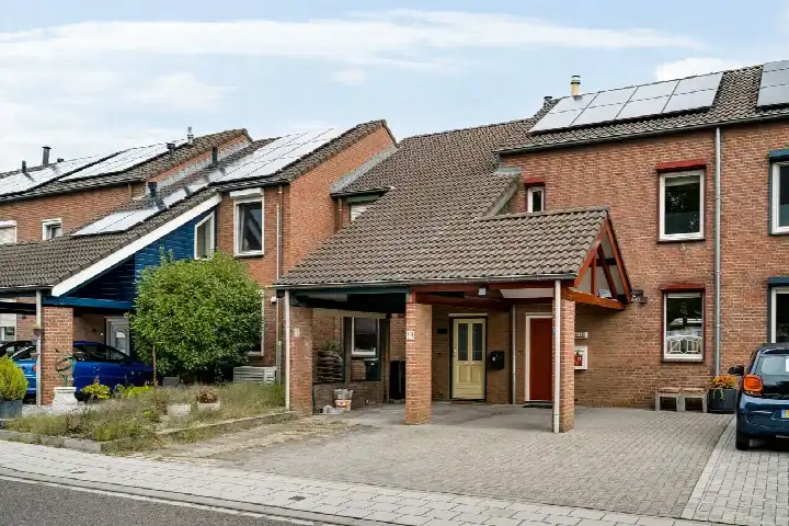 Tussenwoning te koop: Kasteel Heysterumstraat 12, Kastelenbuurt Roermond