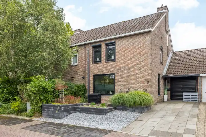 Tussenwoning te koop: Kasteelstraat 15, Hommert (gedeeltelijk) Amstenrade