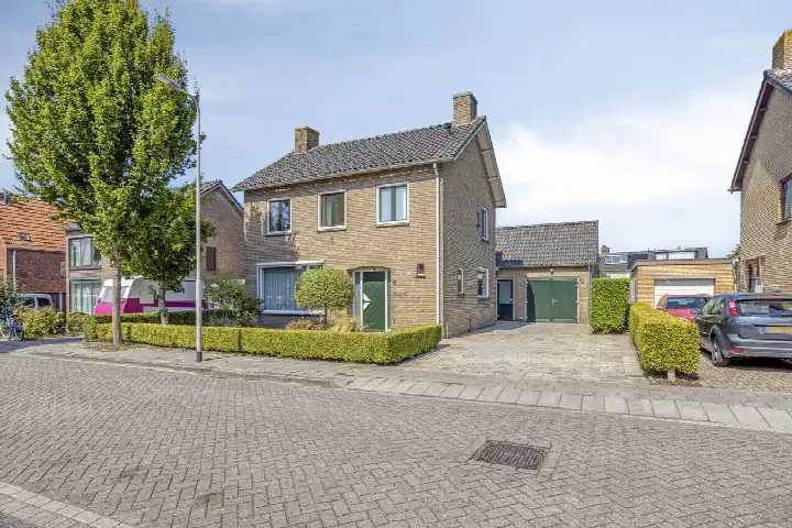 Detached house for sale: Kasteelstraat 4, Wouw Wouw