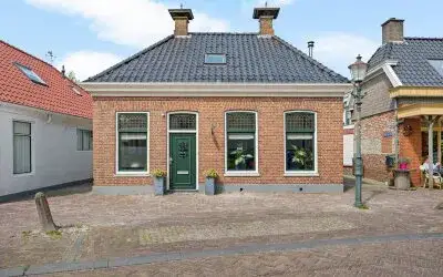 Vrijstaande woning te koop: Kerkplein 7, Grijpskerk Grijpskerk
