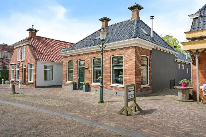 Vrijstaande woning te koop: Kerkplein 7, Grijpskerk Grijpskerk
