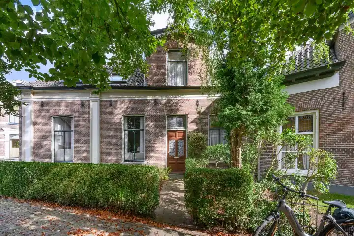 Tussenwoning te koop: Kerkstraat 1, Dieren-Zuid beneden spoorlijn Dieren