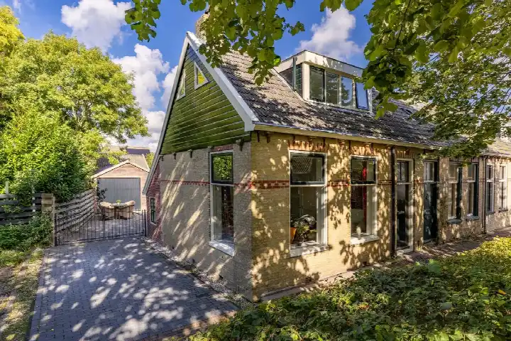 Corner house for sale: Kerkstraat 3, Peins Peins